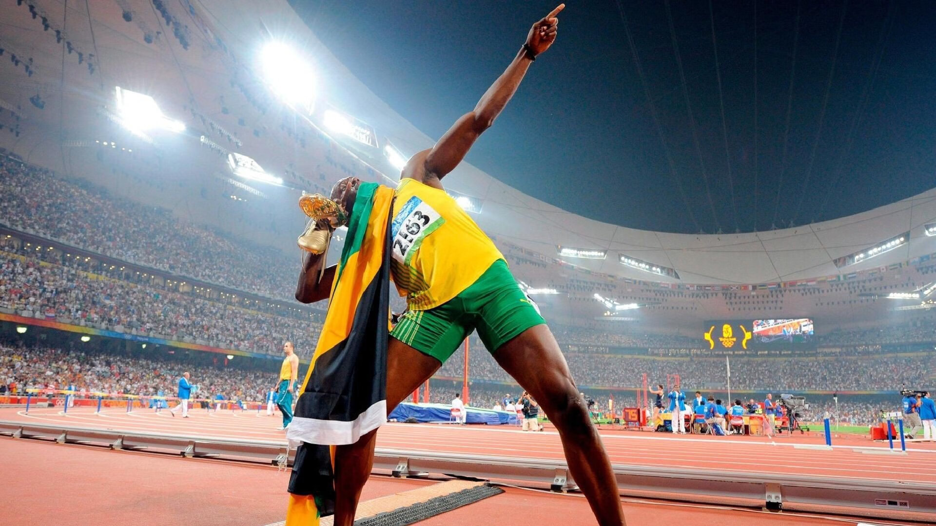 “未来已现：新能源赛车引领速度新革命”，未来新能源电车