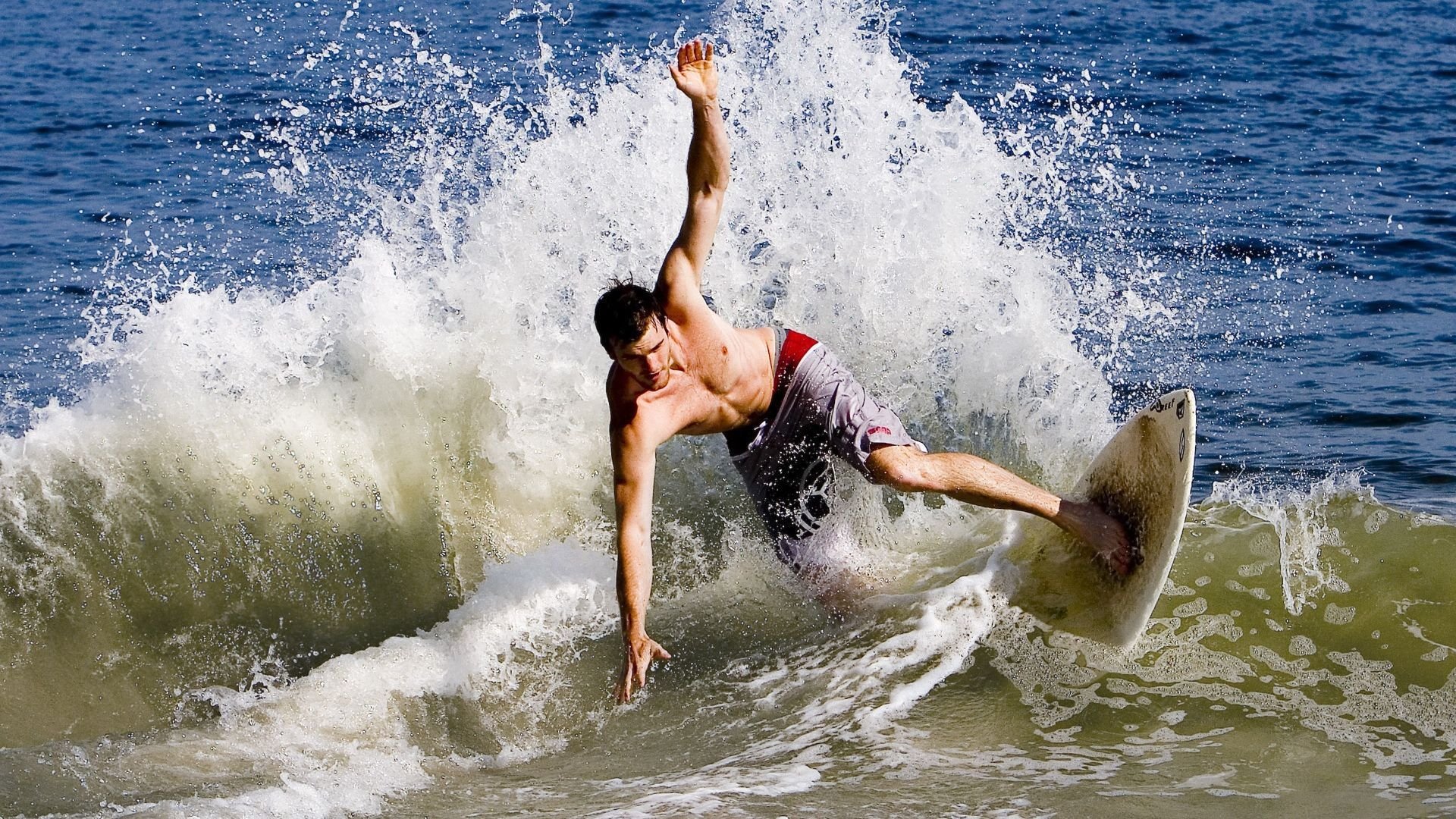 “英超明星表现神勇，助力球队稳步登顶”，英超球队球星